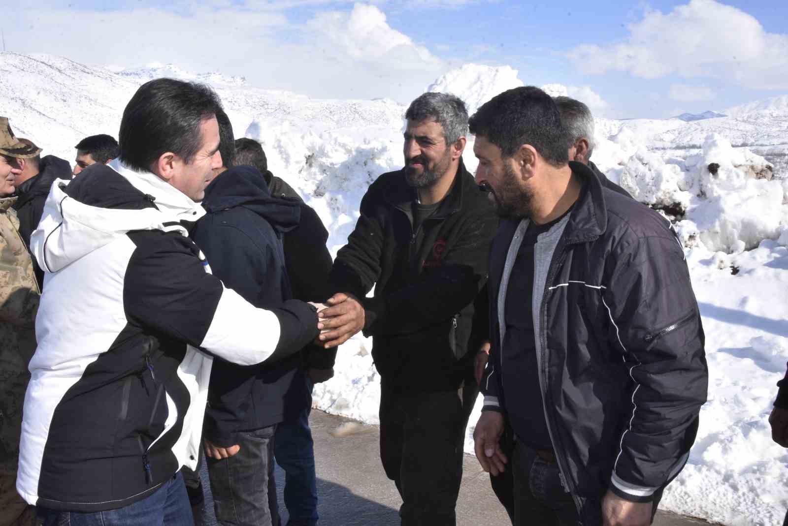 bitliste 65 metrelik kar yagisina ragmen 20 bin kilometre yol acildi 13 vOH79AjT