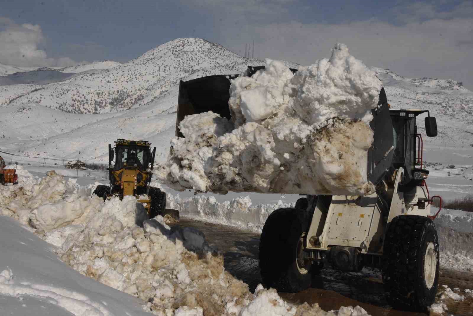 bitliste 65 metrelik kar yagisina ragmen 20 bin kilometre yol acildi 15 rBe9ANQW