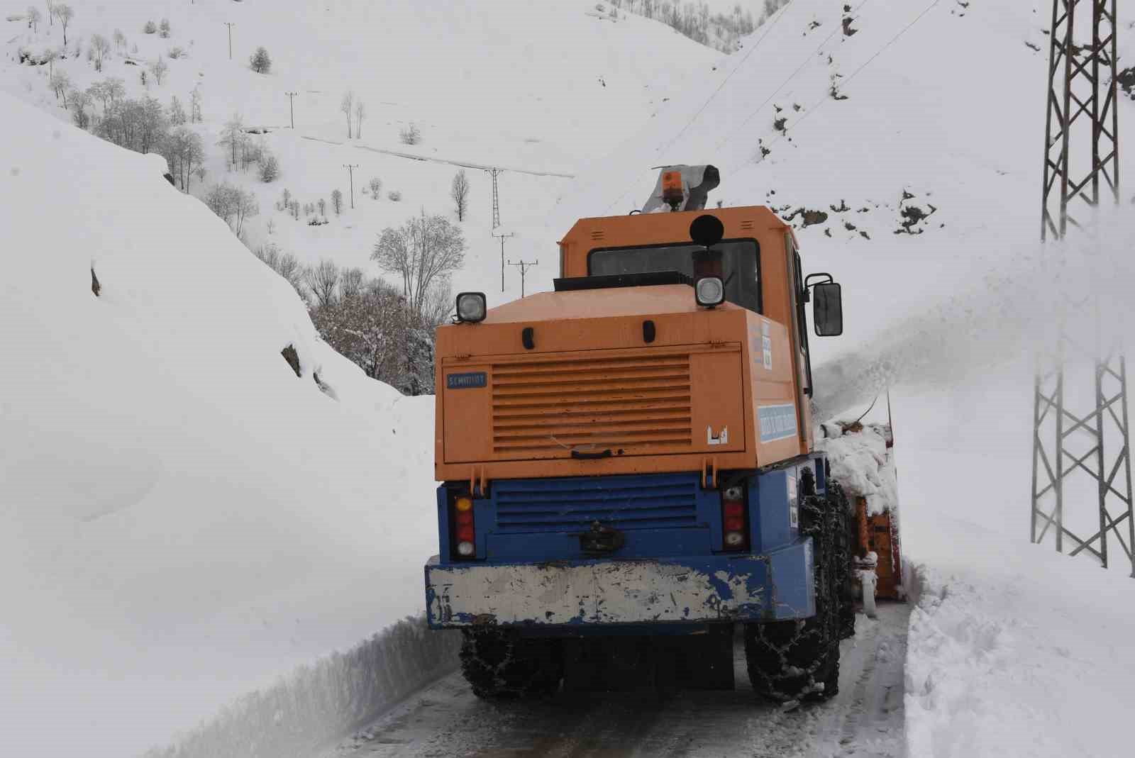 bitliste 65 metrelik kar yagisina ragmen 20 bin kilometre yol acildi 16 p4YiHcZv