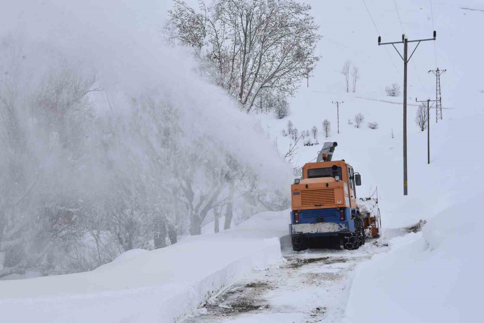 bitliste 65 metrelik kar yagisina ragmen 20 bin kilometre yol acildi 3 YEzSIvf6