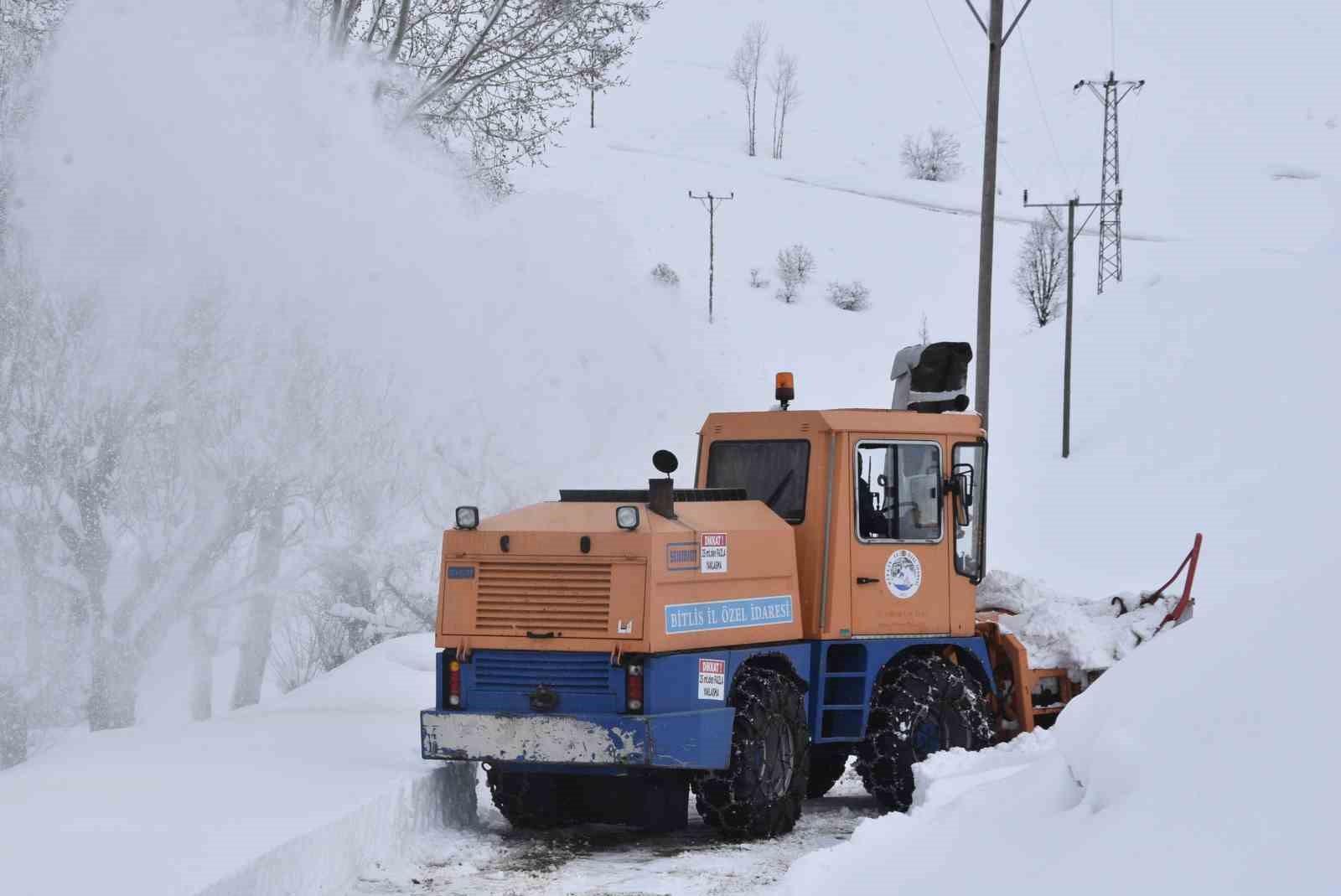 bitliste 65 metrelik kar yagisina ragmen 20 bin kilometre yol acildi 4 tWIeVIu9