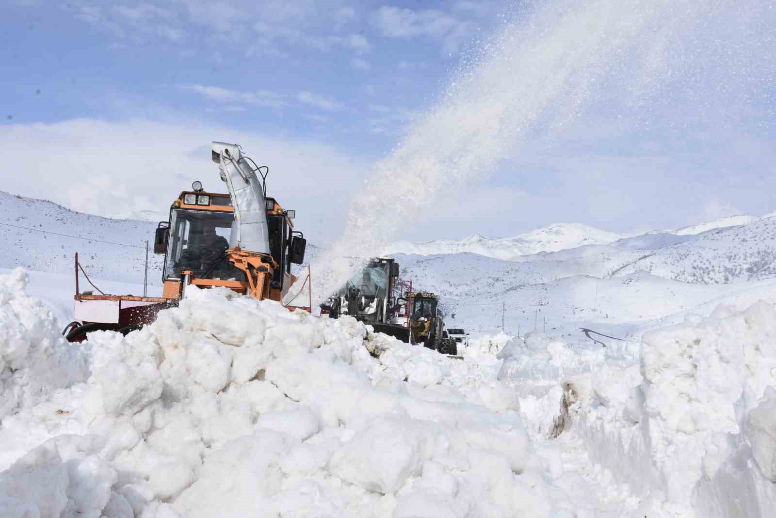 bitliste 65 metrelik kar yagisina ragmen 20 bin kilometre yol acildi 9 c2PUyLcV