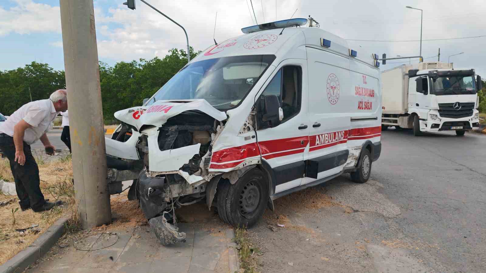 bitliste ambulans ile otomobil carpisti 10 yarali 0 OIrZjqPe