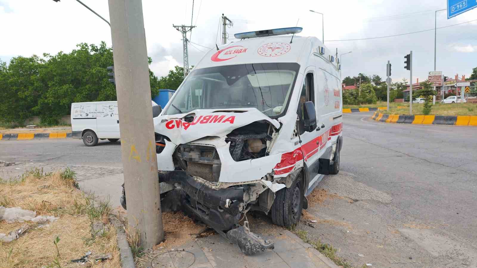 bitliste ambulans ile otomobil carpisti 10 yarali 1 1zQZQk9f