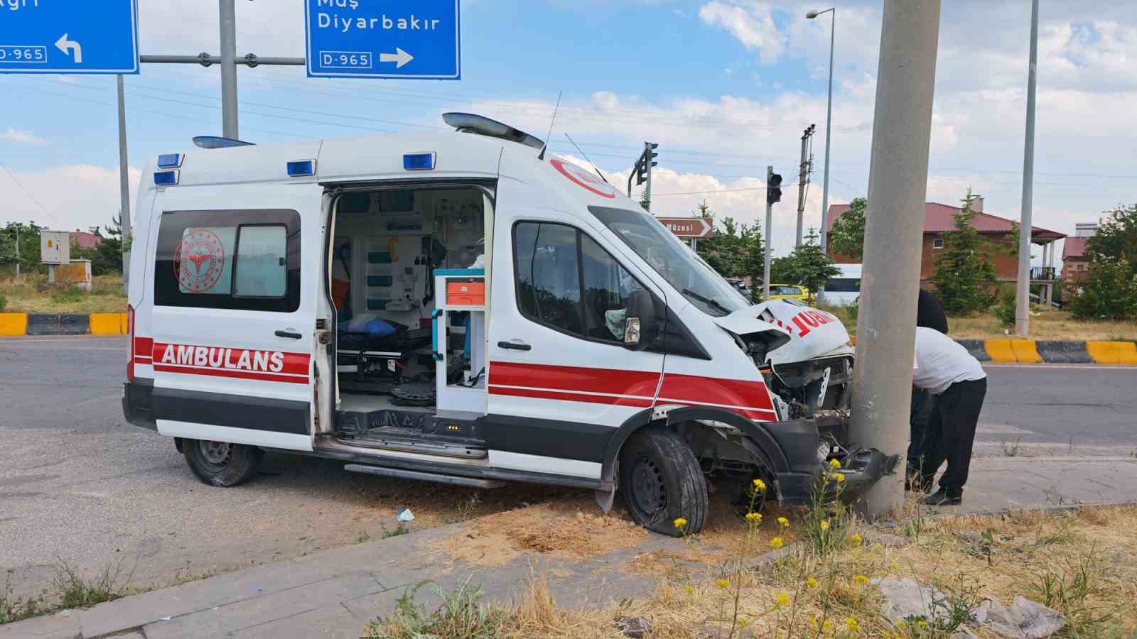 bitliste ambulans ile otomobil carpisti 10 yarali 2 YMghzQrO
