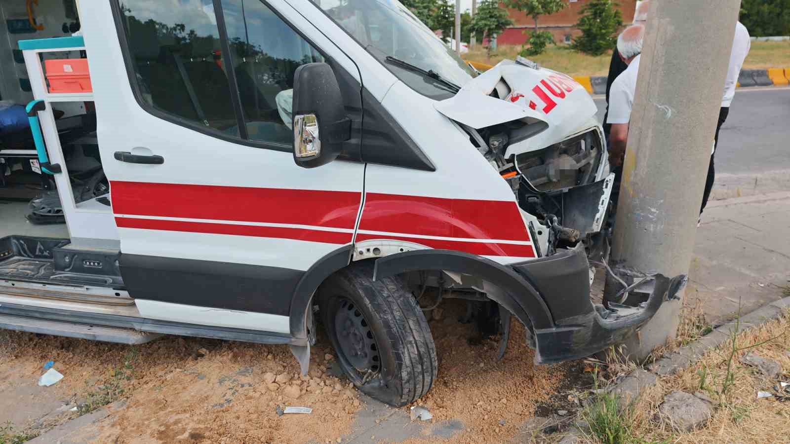 bitliste ambulans ile otomobil carpisti 10 yarali 3 Ga7wCwwg