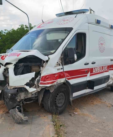 bitliste-ambulans-ile-otomobil-carpisti-10-yarali-xl8W3Vl1.jpg