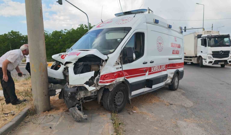 bitliste-ambulans-ile-otomobil-carpisti-10-yarali-xl8W3Vl1.jpg