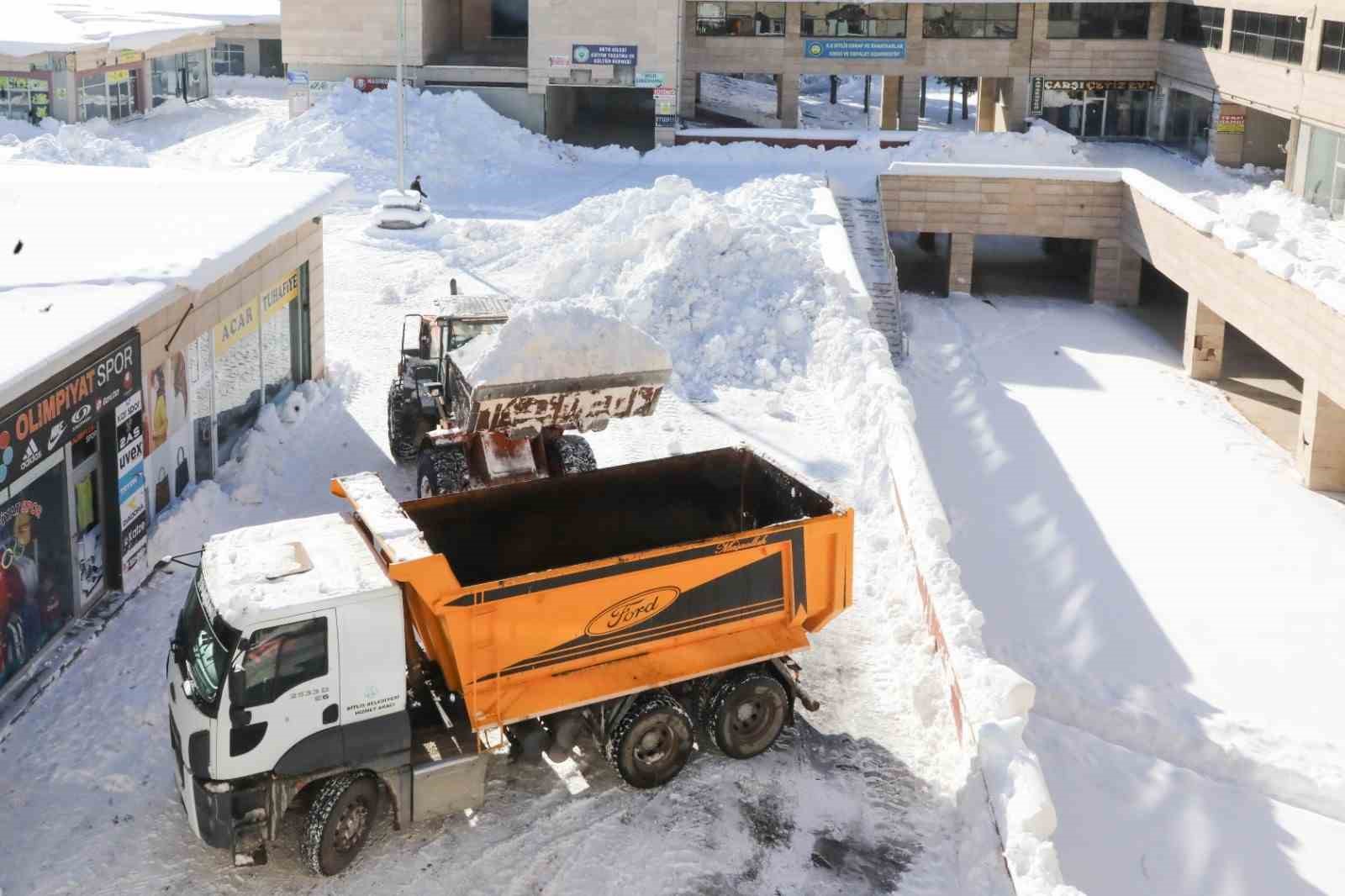 bitliste biriken karlar kamyonlarla tasiniyor 0 2V9EZfiS