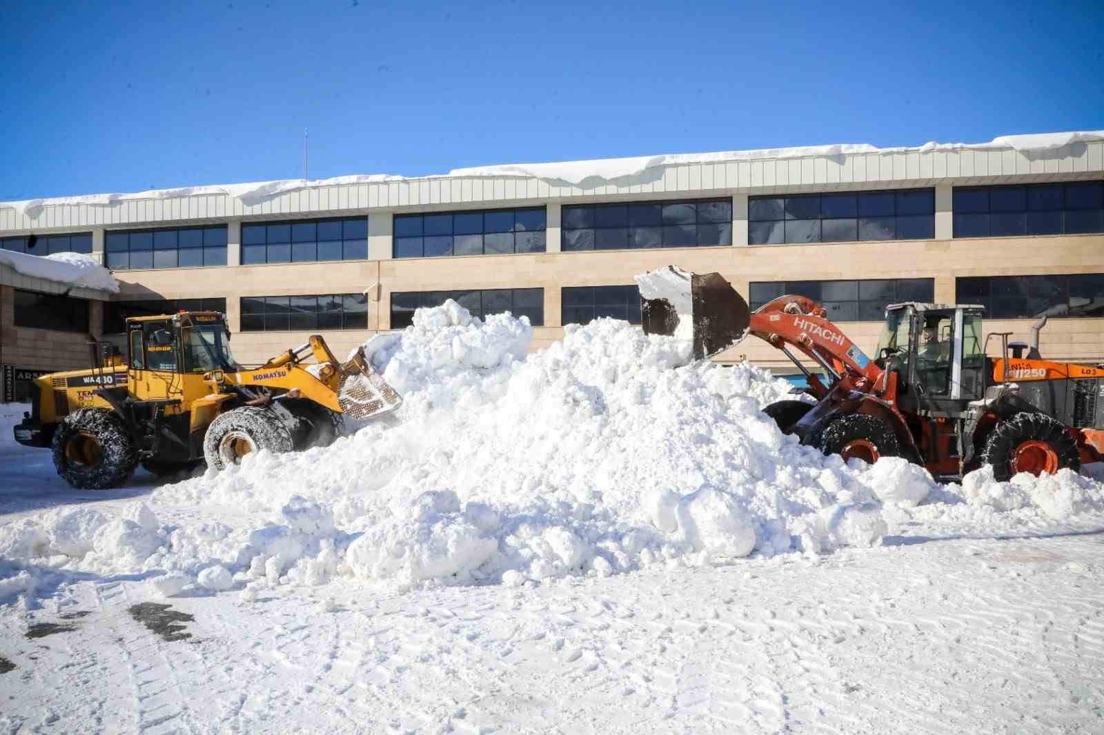 bitliste biriken karlar kamyonlarla tasiniyor 1 BJv4DfTT