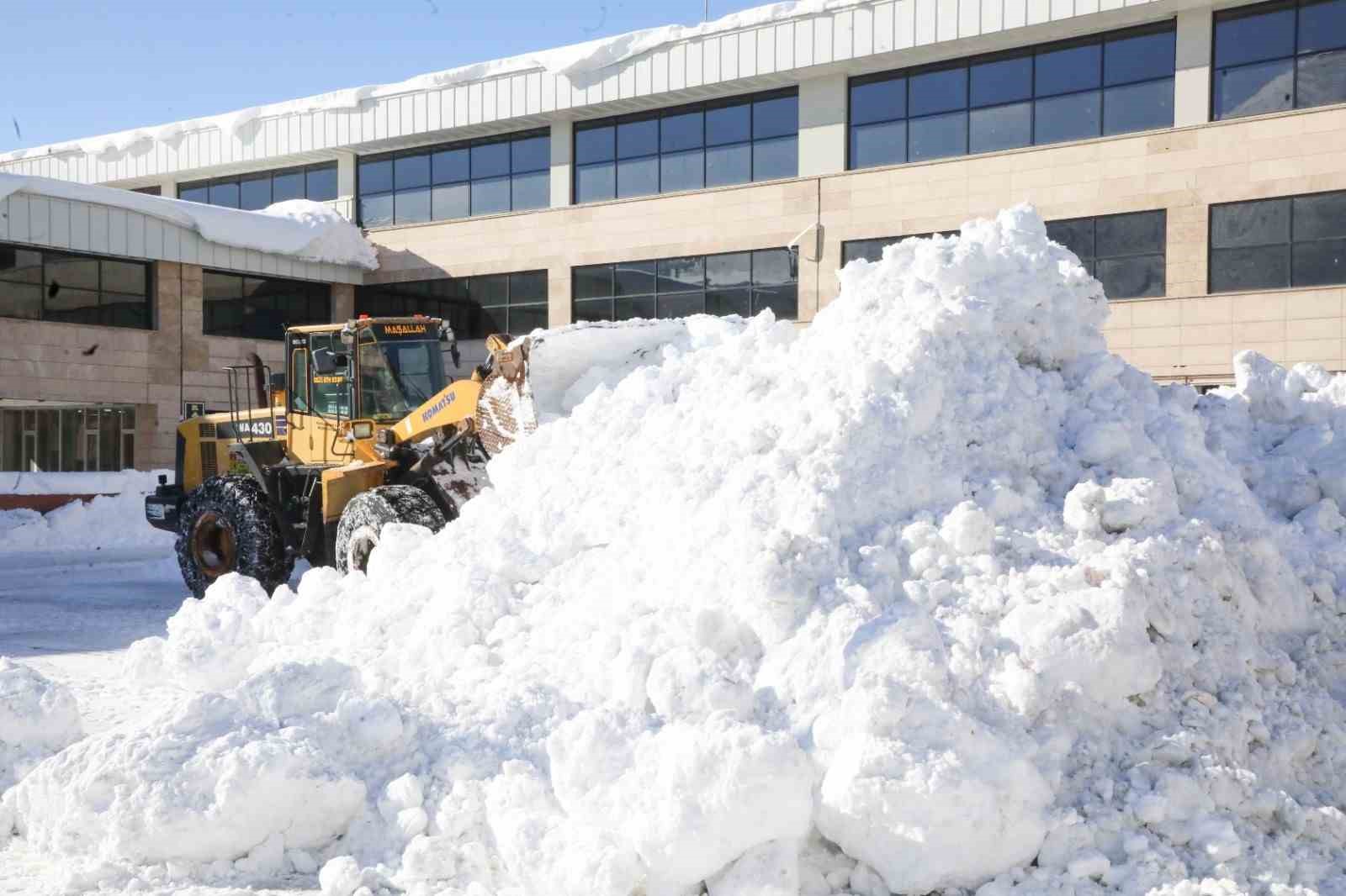 bitliste biriken karlar kamyonlarla tasiniyor 2 9pNutmts