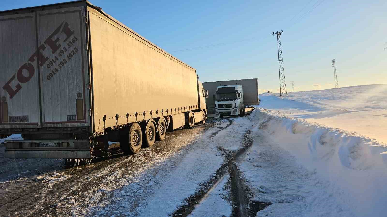 bitliste buzlanan yolda kayan tir yolu kapatti 0 aJMXBk8z