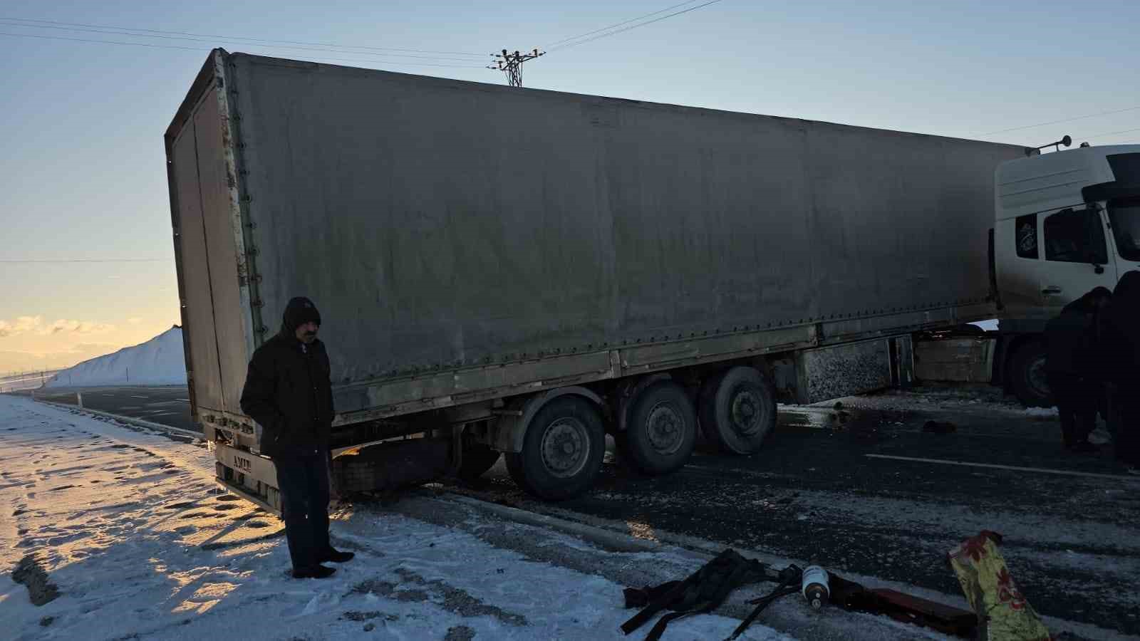 bitliste buzlanan yolda kayan tir yolu kapatti 1 TXl8szbB