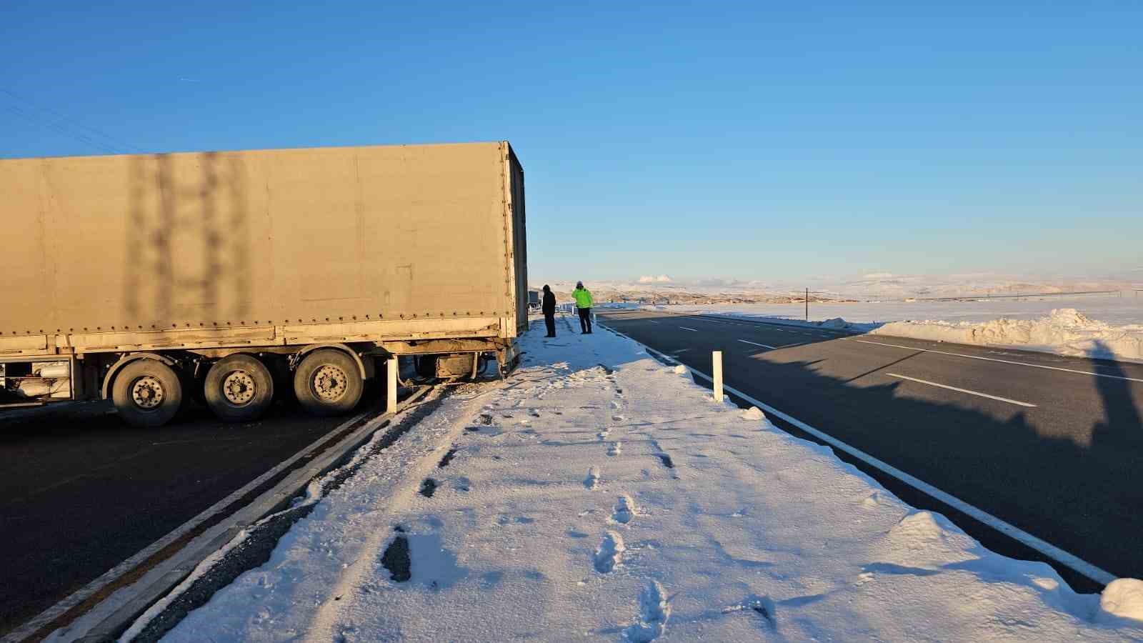 bitliste buzlanan yolda kayan tir yolu kapatti 2