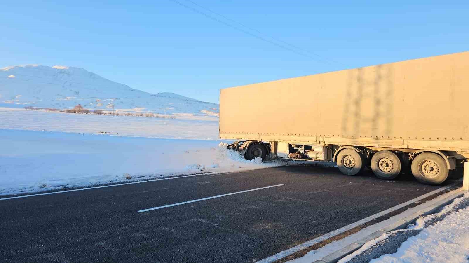 bitliste buzlanan yolda kayan tir yolu kapatti 3 K7NCS5jJ