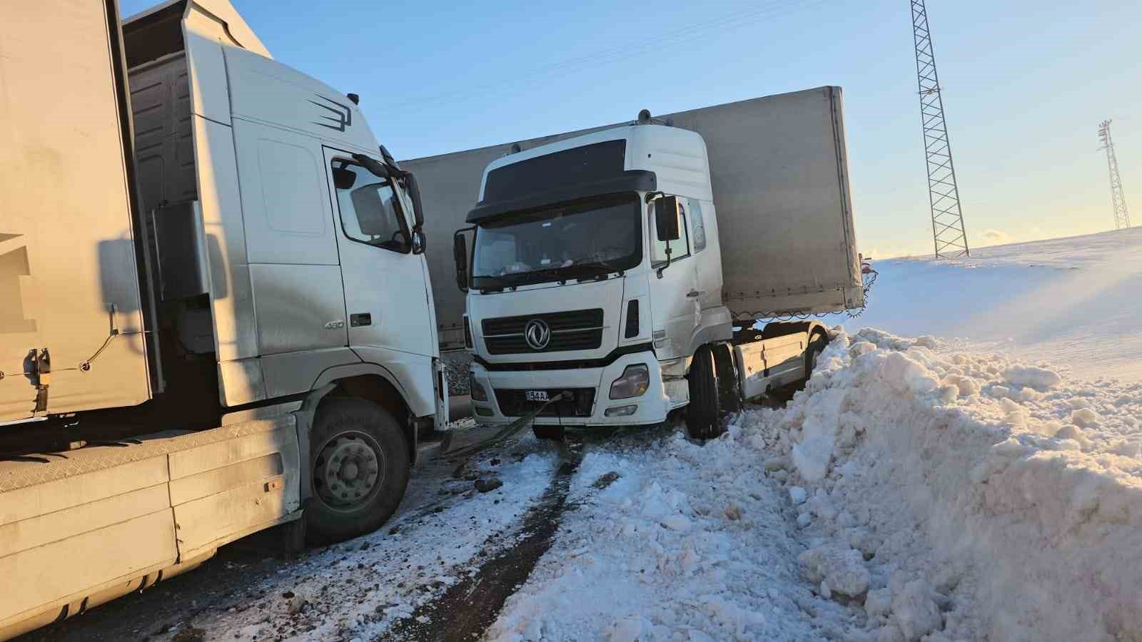 bitliste buzlanan yolda kayan tir yolu kapatti 4 IaJlPLd6