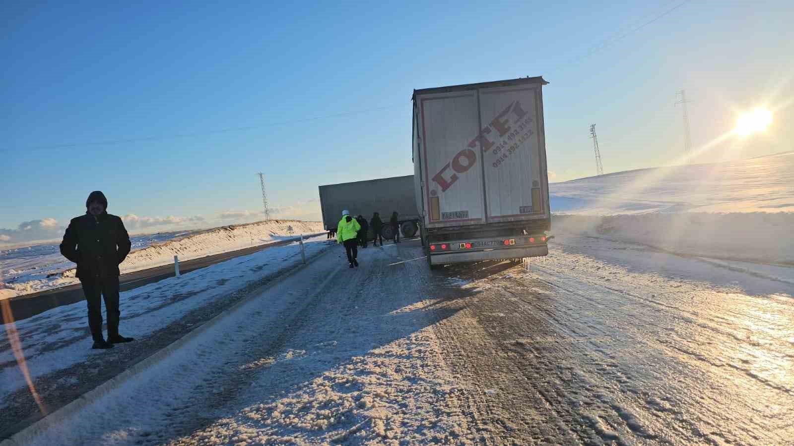bitliste buzlanan yolda kayan tir yolu kapatti 5 ErPnTAlg