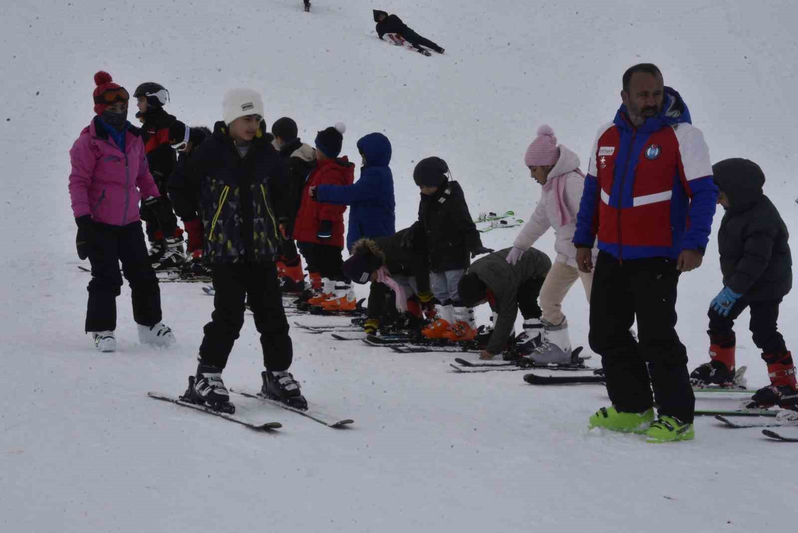 bitliste cocuklar karne tatilinde kayak ogreniyor 4 926UznD4
