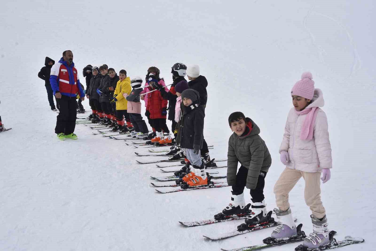 bitliste cocuklar karne tatilinde kayak ogreniyor 6 HHqOVlGW
