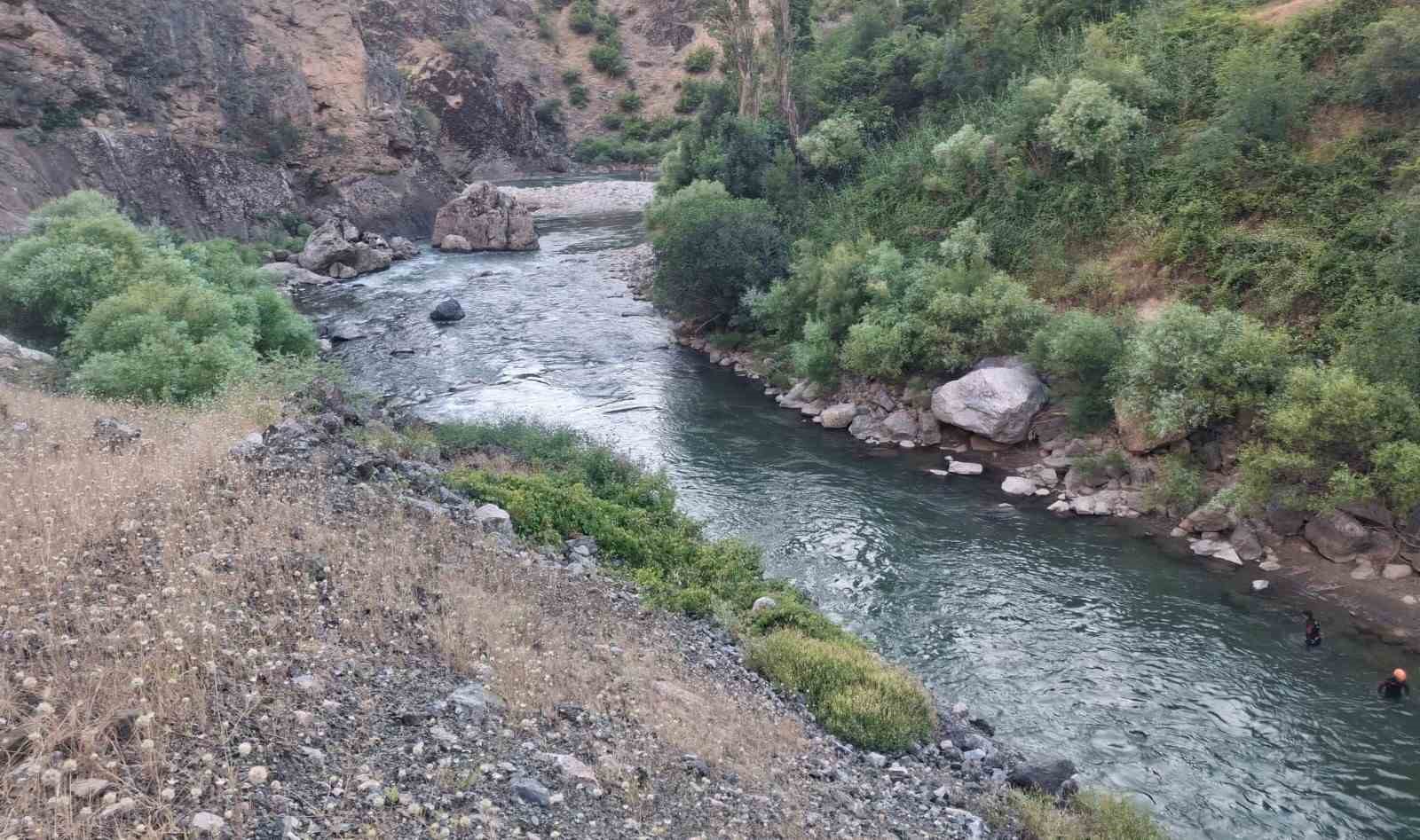 bitliste dereye giren 3 kardesten biri hayatini kaybetti digerini ise baba kurtardi 0 4OVKs4mR