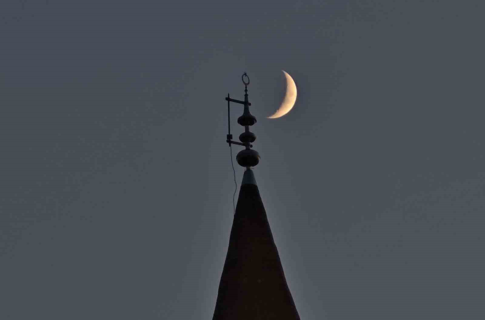 Bitlis’te gökyüzündeki hilal ile minaredeki hilal aynı karede 4 bitliste gokyuzundeki hilal ile minaredeki hilal ayni karede 0 LuJOGitn
