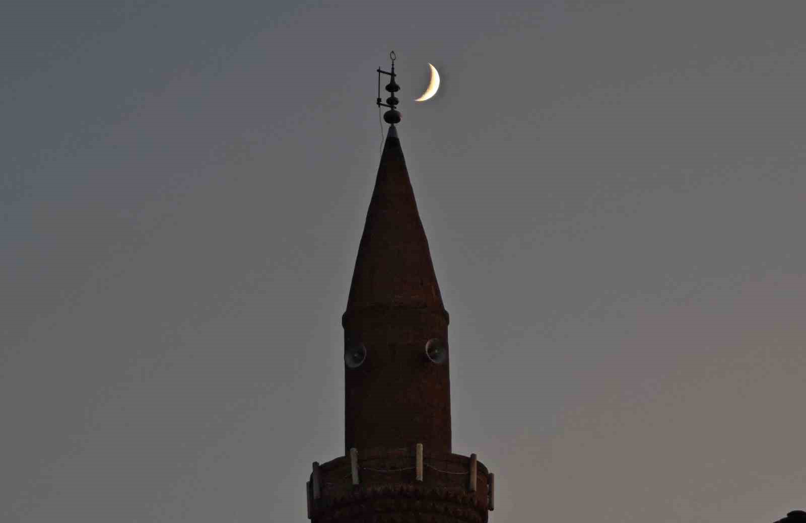 Bitlis’te gökyüzündeki hilal ile minaredeki hilal aynı karede 5 bitliste gokyuzundeki hilal ile minaredeki hilal ayni karede 1