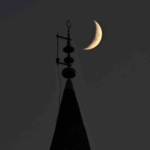 bitliste-gokyuzundeki-hilal-ile-minaredeki-hilal-ayni-karede-aDpCNVNq.jpg