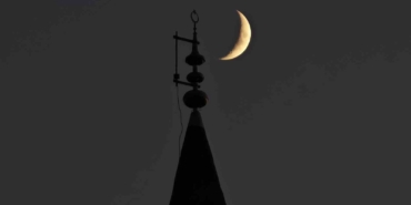 bitliste-gokyuzundeki-hilal-ile-minaredeki-hilal-ayni-karede-aDpCNVNq.jpg
