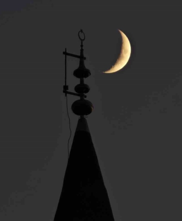 bitliste-gokyuzundeki-hilal-ile-minaredeki-hilal-ayni-karede-aDpCNVNq.jpg