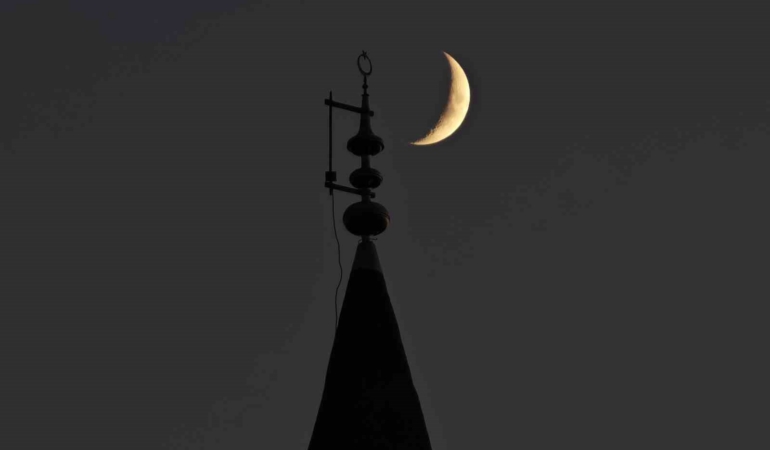 bitliste-gokyuzundeki-hilal-ile-minaredeki-hilal-ayni-karede-aDpCNVNq.jpg