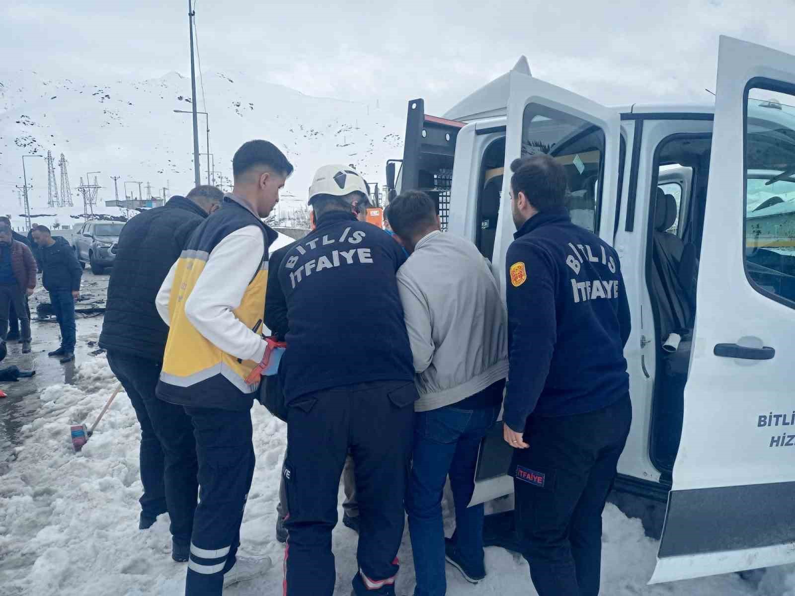 bitliste iki ayri kaza 12 yarali 1 FkZUERrc