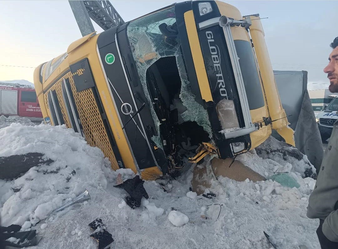 bitliste iki tir devrildi 1 kisi yaralandi 0 SBG3ZAvW