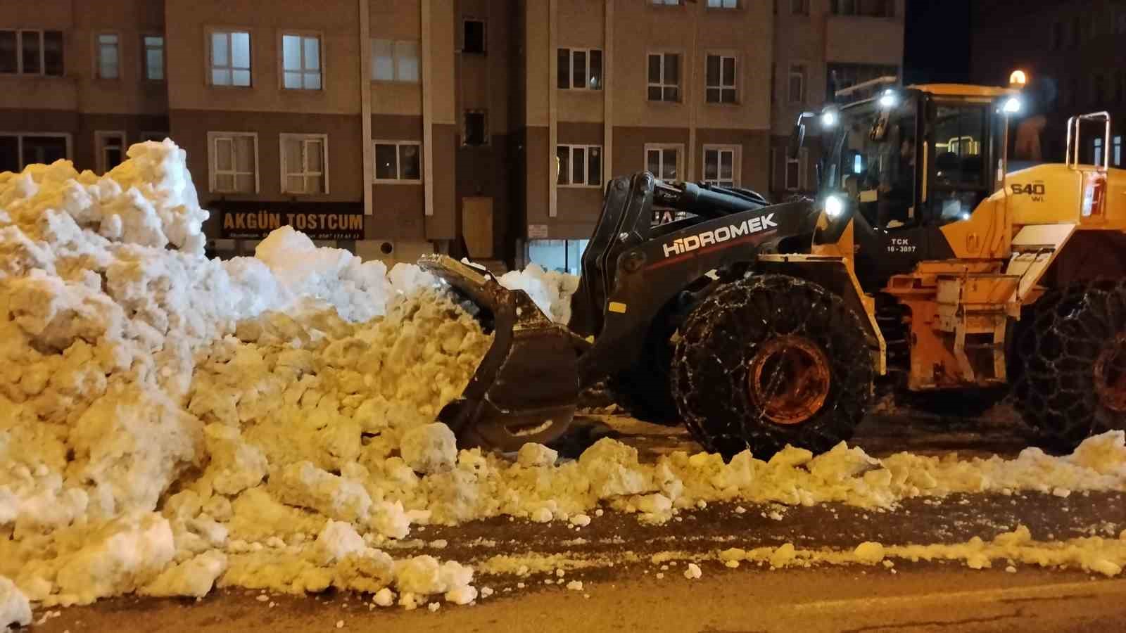 bitliste kaldirimlardaki karlar kamyonlarla tasiniyor 0 gXNJpHCd