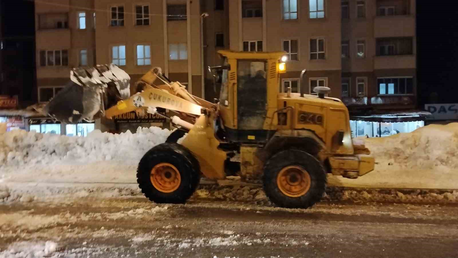 bitliste kaldirimlardaki karlar kamyonlarla tasiniyor 1 1YzSSajt