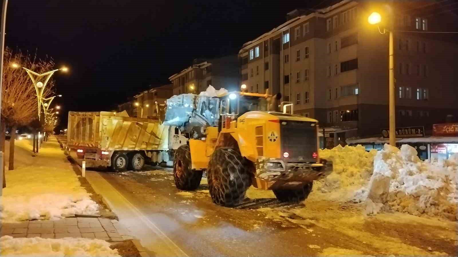 bitliste kaldirimlardaki karlar kamyonlarla tasiniyor 2 TWKd7mwe