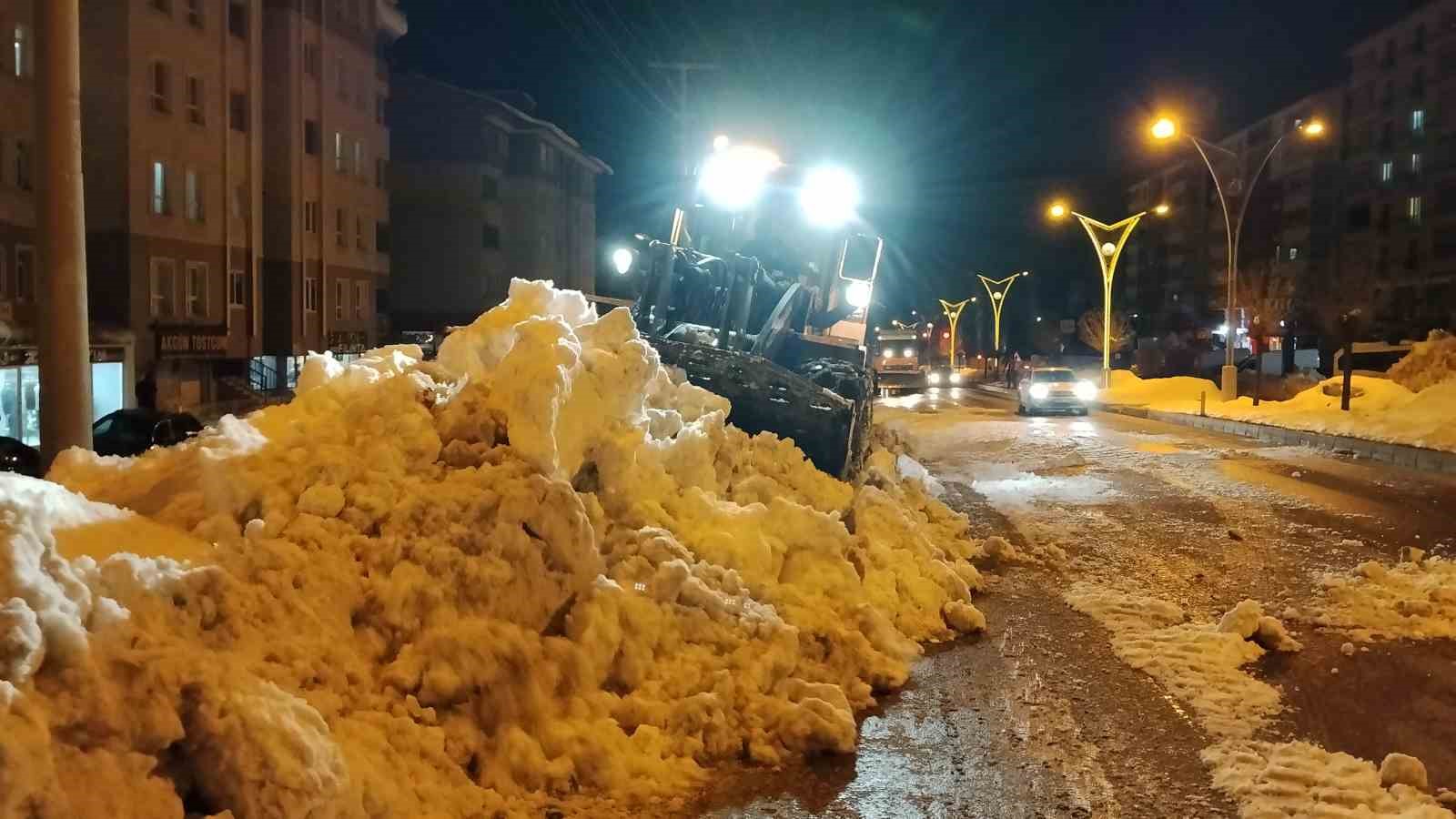 bitliste kaldirimlardaki karlar kamyonlarla tasiniyor 3 V3K2uYkj