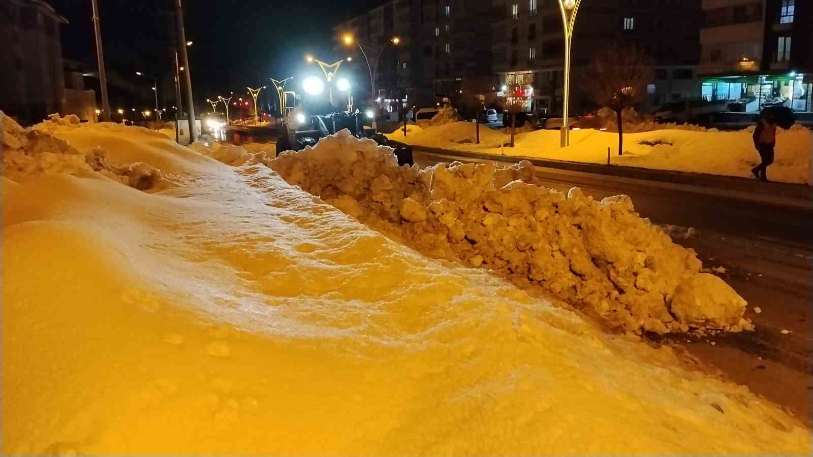 bitliste kaldirimlardaki karlar kamyonlarla tasiniyor 4 uKGXTQh6