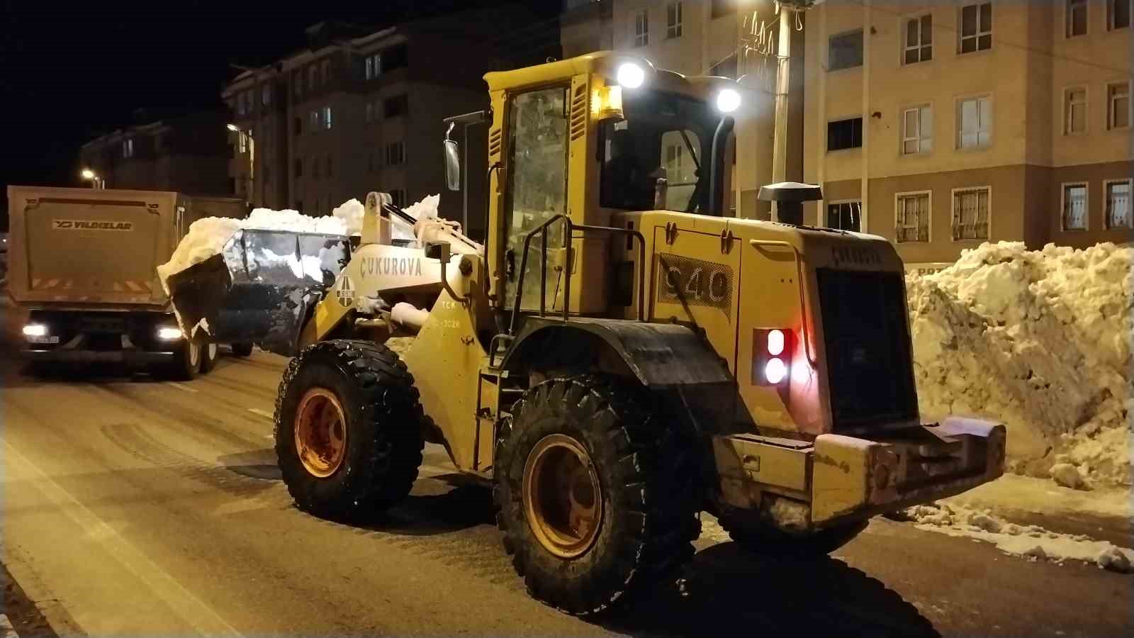 bitliste kaldirimlardaki karlar kamyonlarla tasiniyor 5 z88EmFgi