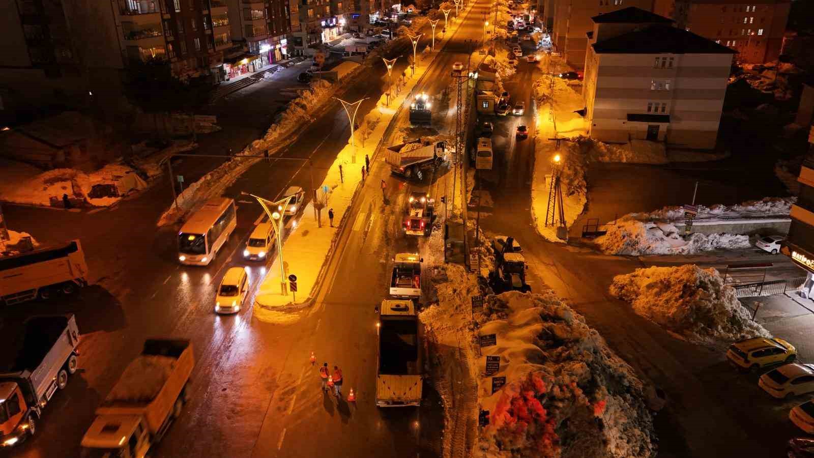 bitliste kaldirimlardaki karlar kamyonlarla tasiniyor 6 KjImq6fD