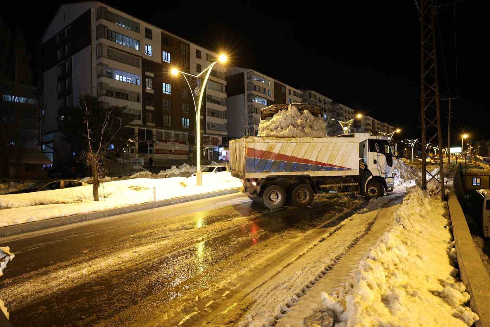bitliste kaldirimlardaki karlar kamyonlarla tasiniyor 8 LXDcuSjj