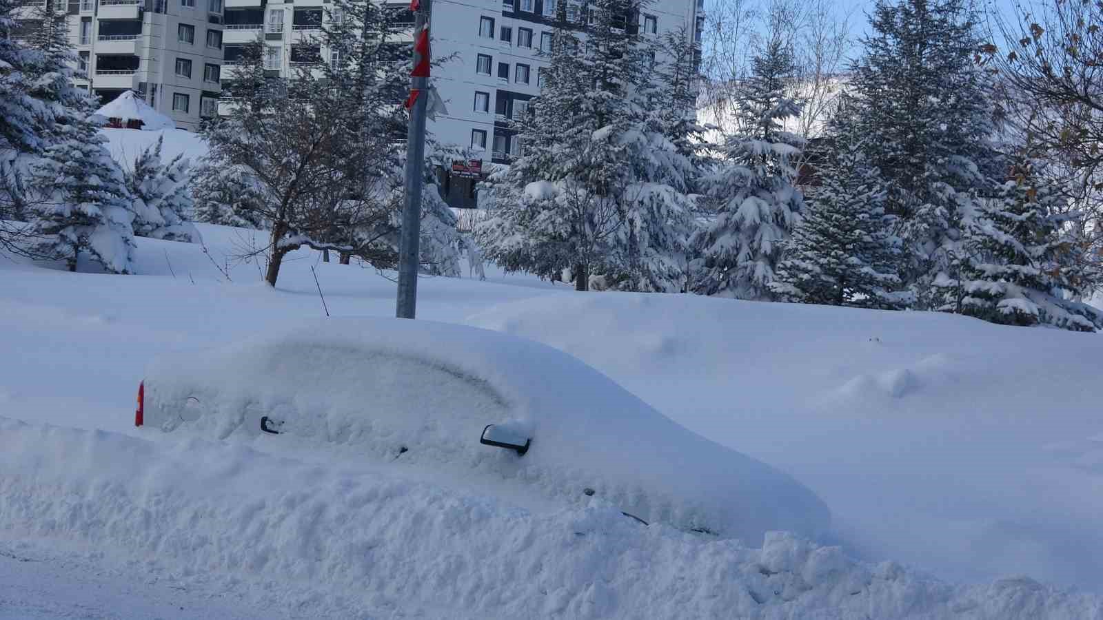 bitliste kar altinda kalan araclar guclukle bulundu 3 K84Ipkvv