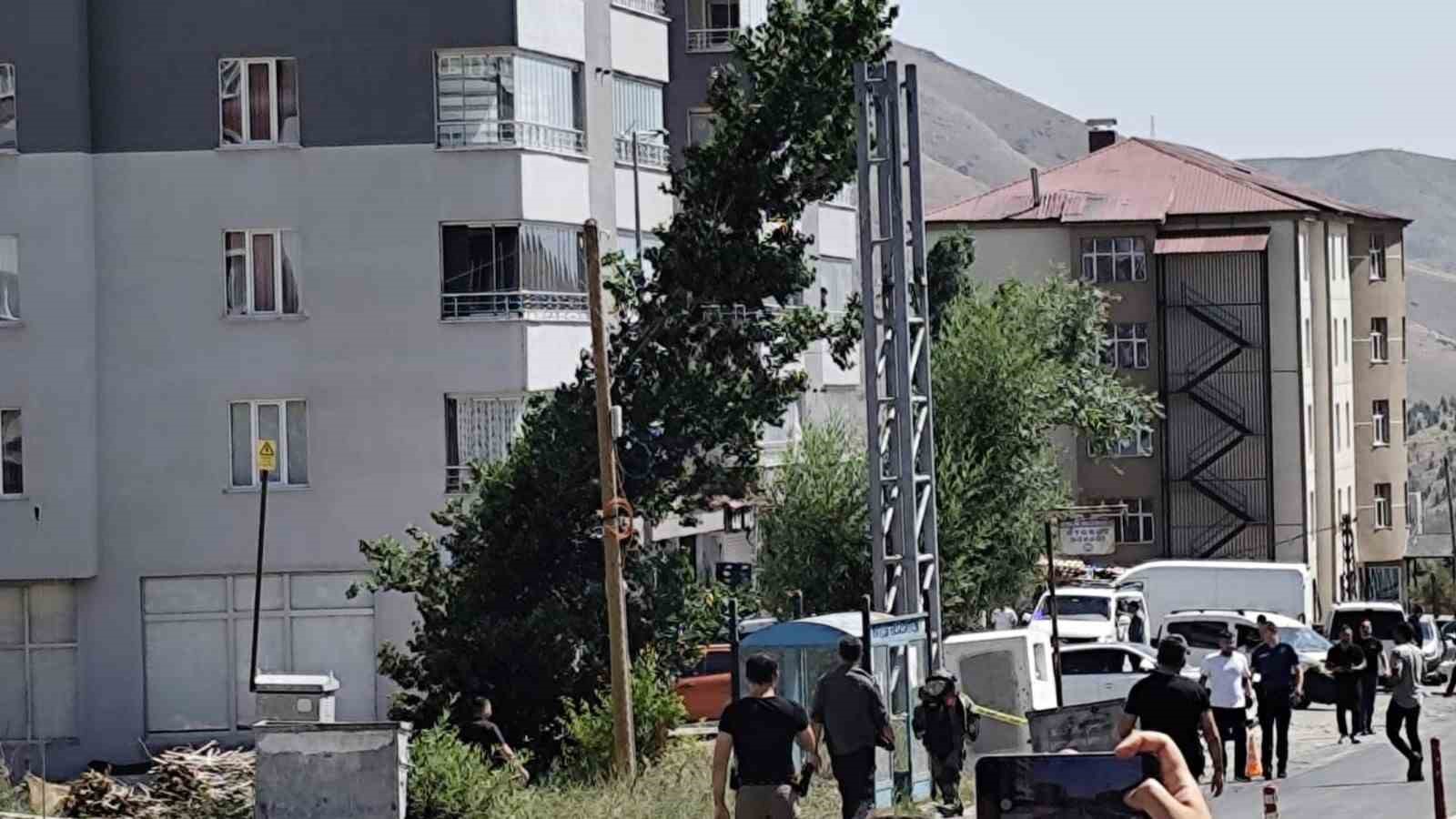 Bitlis’te otobüs durağında şüpheli paket alarmı 4 bitliste otobus duraginda supheli paket alarmi 0 g71YBCYh