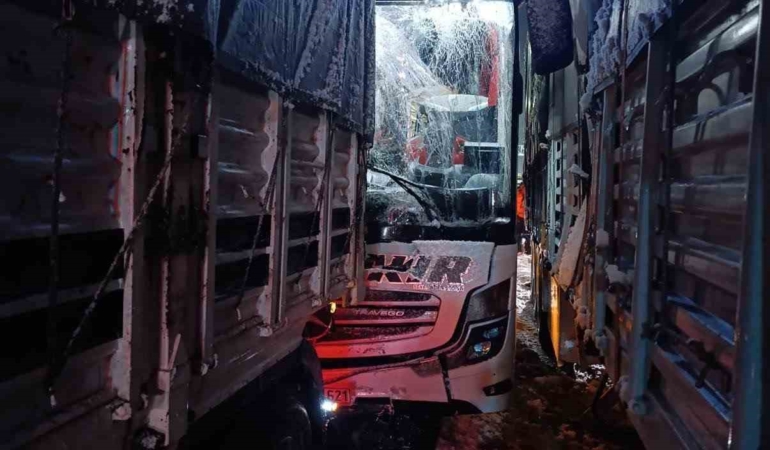 bitliste-otobus-tira-arkadan-carpti-8-yarali-p8VOANxX.jpg