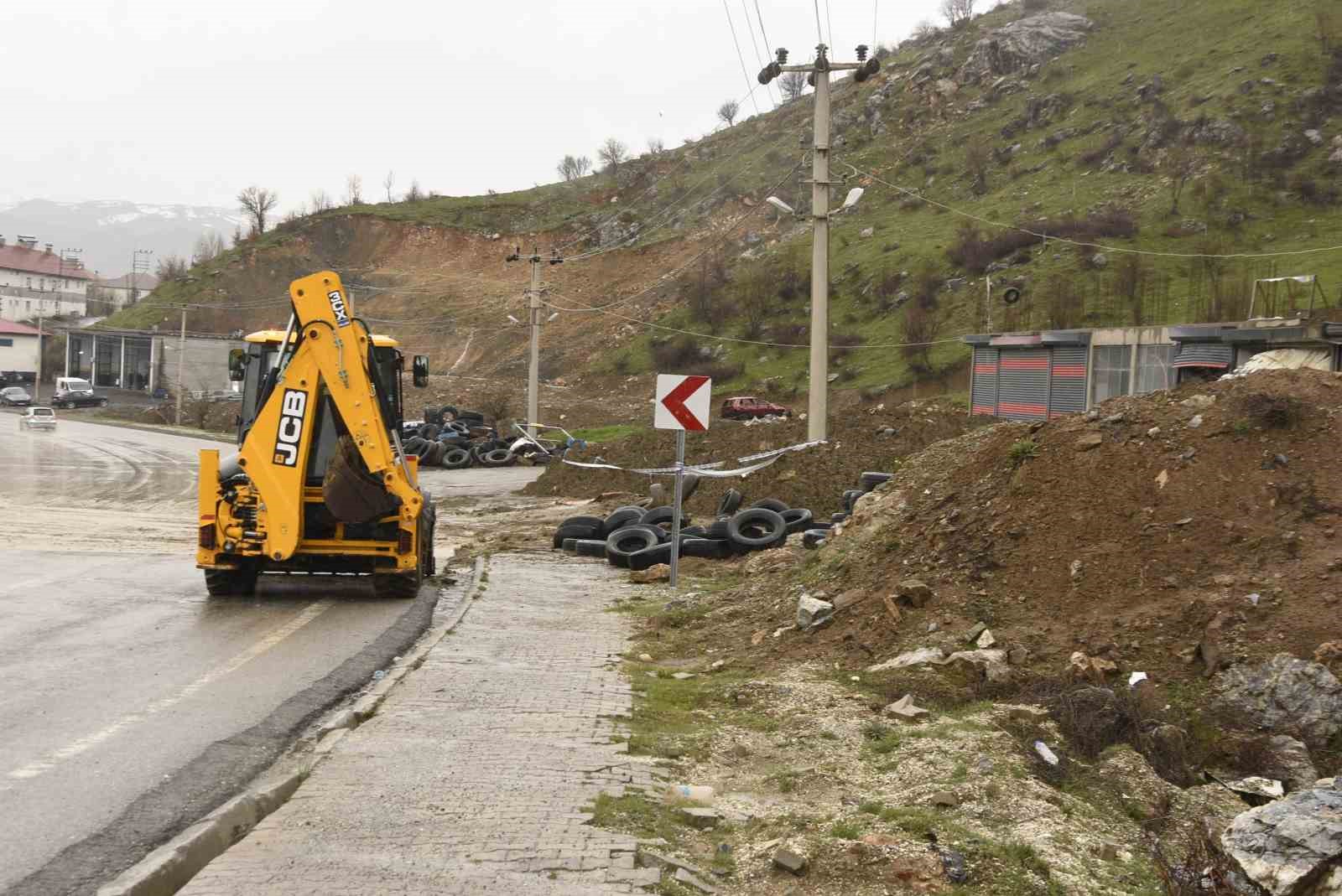 bitliste yagislardan dolayi toprak kaymasi meydana geldi 0 fFpdCzk2