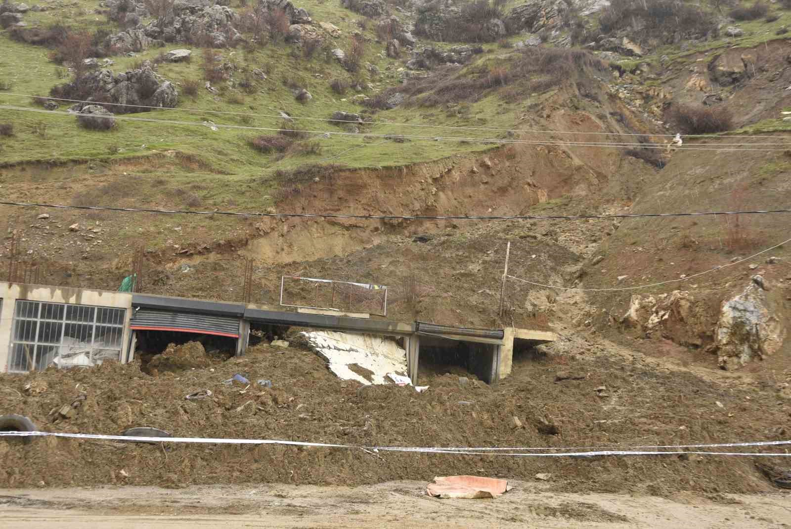 bitliste yagislardan dolayi toprak kaymasi meydana geldi 3 aHmesdHb