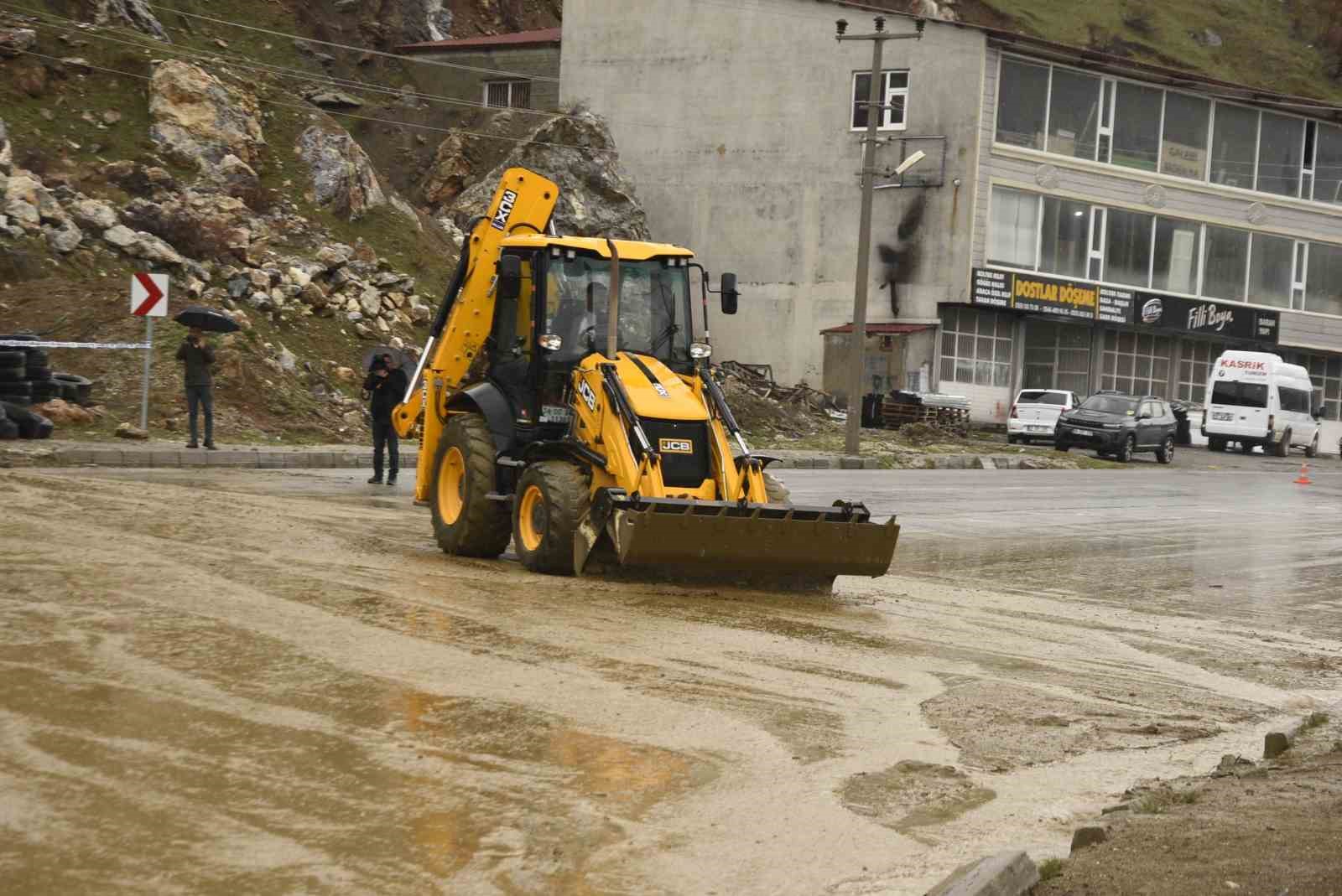 bitliste yagislardan dolayi toprak kaymasi meydana geldi 4 t3OZNQdr