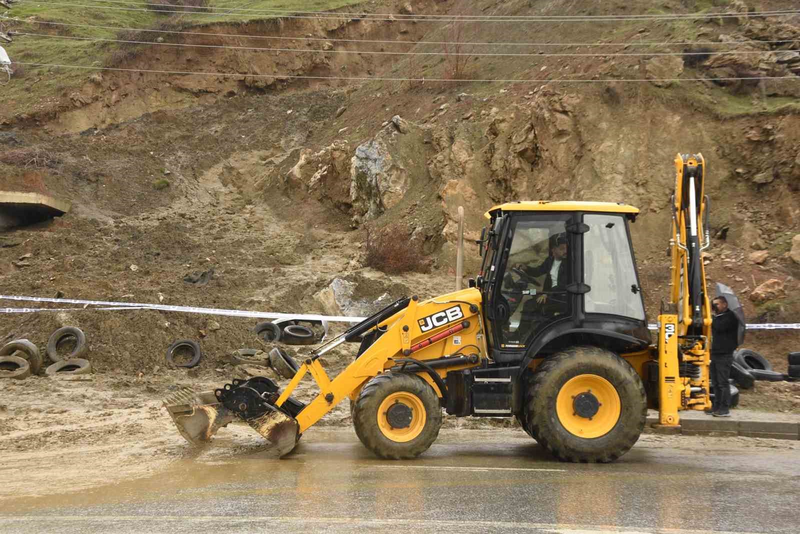 bitliste yagislardan dolayi toprak kaymasi meydana geldi 6 DNFtRe4V