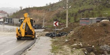 bitliste-yagislardan-dolayi-toprak-kaymasi-meydana-geldi-HY57sMnv.jpg