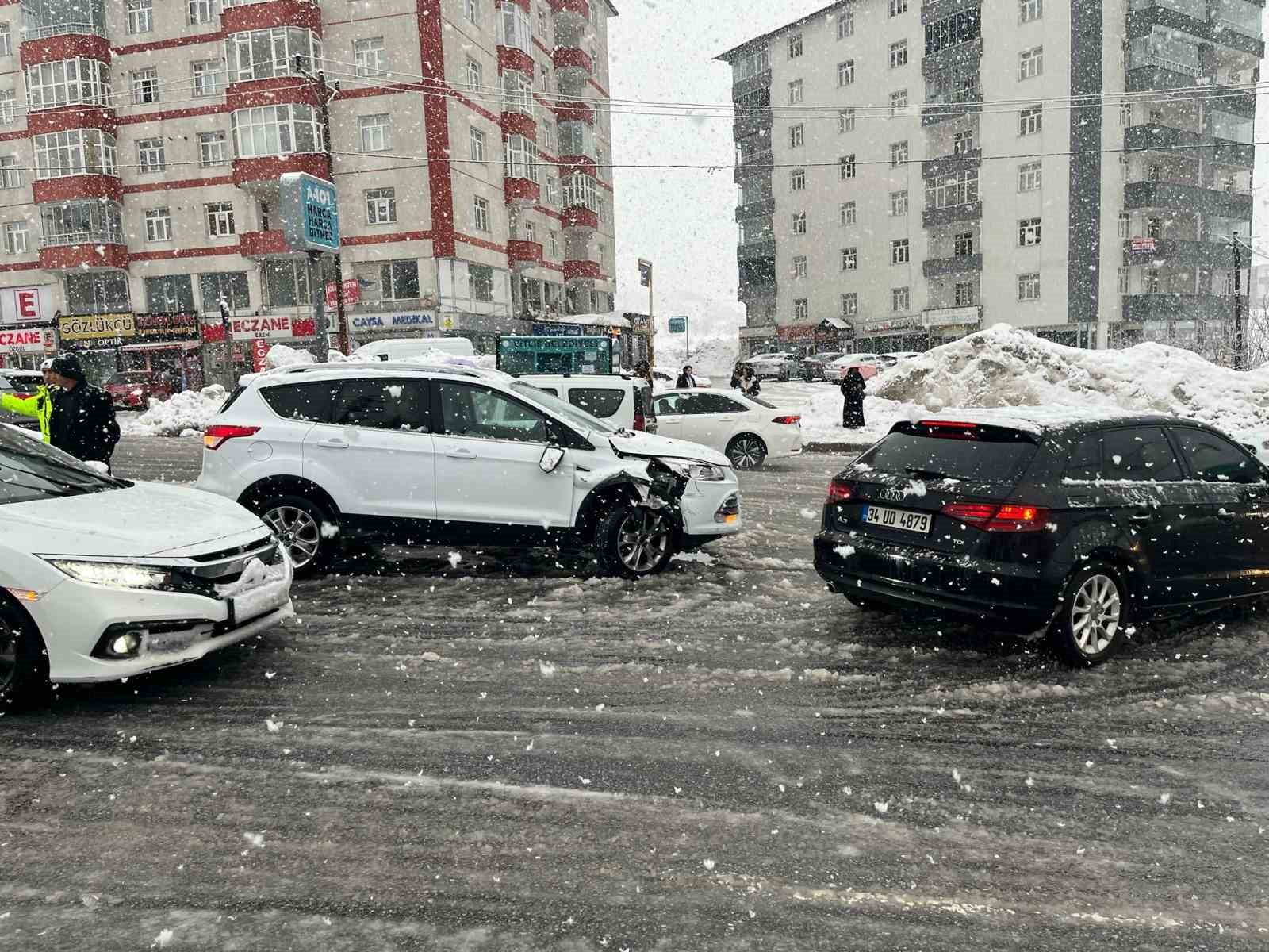 Bitlis’te zincirleme trafik kazası 6 bitliste zincirleme trafik kazasi 2 ASbgzJSd