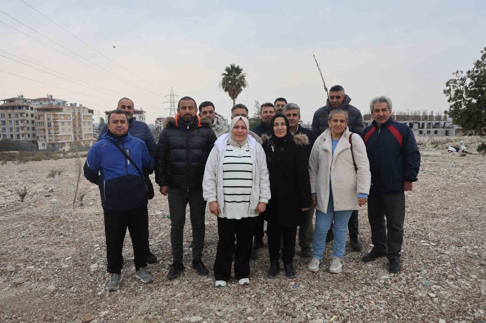 ‘Biz anlaşıp yapamadık ama yaparsa devletimiz yapar’ diyen site sakinleri, yuvalarından geriye kalan boş arazinin rezerv alanına alınmasını istiyorlar 6 biz anlasip yapamadik ama yaparsa devletimiz yapar diyen site sakinleri yuvalarindan geriye kalan bos HjF7Krka